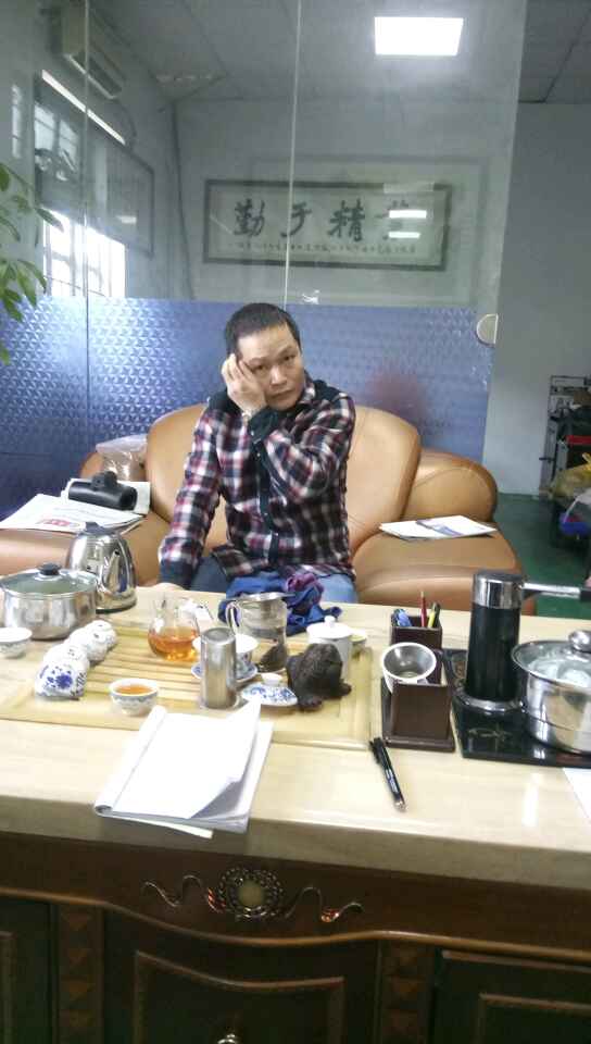 鄒生（南海陳祥明老板公司同事）輕松的聽凱恩利業務人員講解后，邊思考邊想什么時候訂機為好......